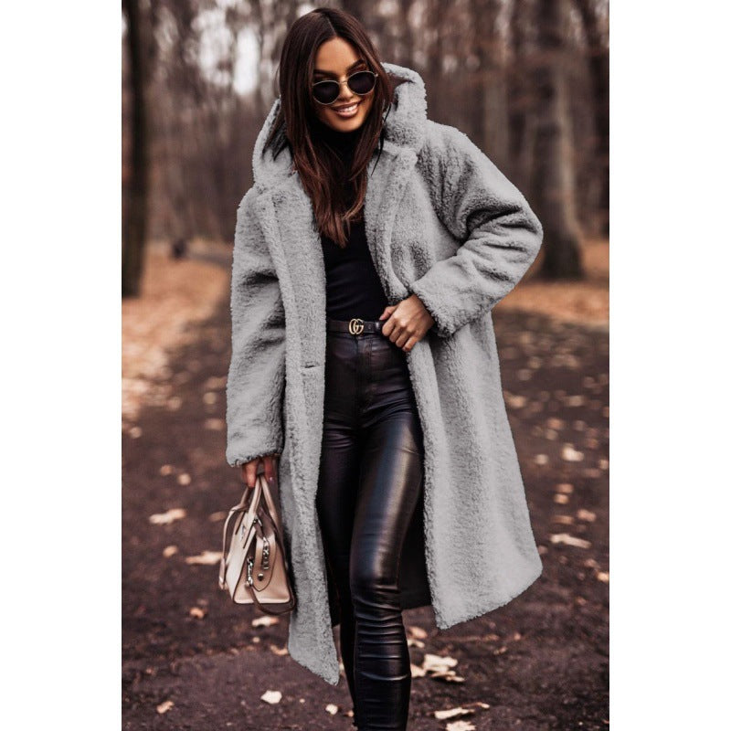 Xenia | Manteau en peluche pour femme, avec capuche et grands boutons