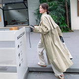 Rosalinde | Trench coat oversized pour femme, avec cape dans le dos et cordon de réglage à la taille