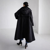 Jovette | Manteau oversized pour femme, long jusqu'à la cheville, avec capuche et empiècement style cape
