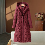 Lorraine | Manteau d'hiver long matelassé pour femme, avec capuche et silhouette cintrée