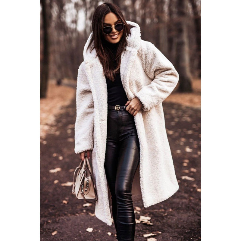 Xenia | Manteau en peluche pour femme, avec capuche et grands boutons