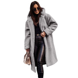 Xenia | Manteau en peluche pour femme, avec capuche et grands boutons