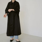 Xanthe | Manteau swing long pour femme, avec coupe en A et épaules dénudées